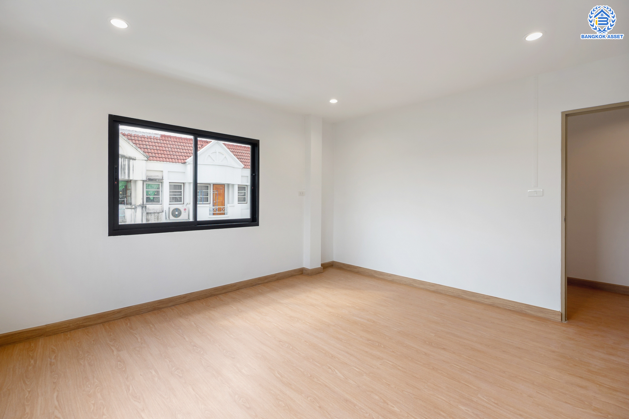 บ้านมือสองตกแต่งใหม่ ม.บ้านสวน5 กลางเมือง พิบูลย์สงคราม บ้านแฝด 3 ชั้น หลังมุม เนื้อที่ 39.4 ตร.ว. ฟังก์ชัน 4 ห้องนอน 3 ห้องน้ำ จอดรถได้ 2 คัน ราคาคุ้มสุดในย่านนี้! บนสุดยอดทำเล! เชื่อมถนนพิบูลย์สงคราม, วงศ์สว่าง, นครอินทร์ และติวานนท์ ใกล้จุดขึ้นทางด่วนศรีรัช-วงแหวนรอบนอก และรถไฟฟ้า "สถานีแยกติวานนท์"